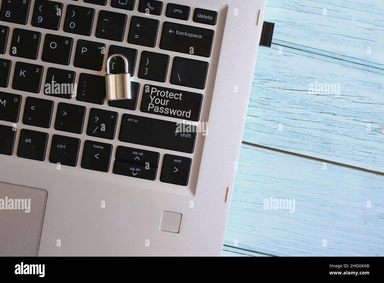 Tecnologia e concetto di sicurezza. Immagine vista dall'alto del lucchetto e del portatile con testo PER PROTEGGERE LA PASSWORD. Foto Stock