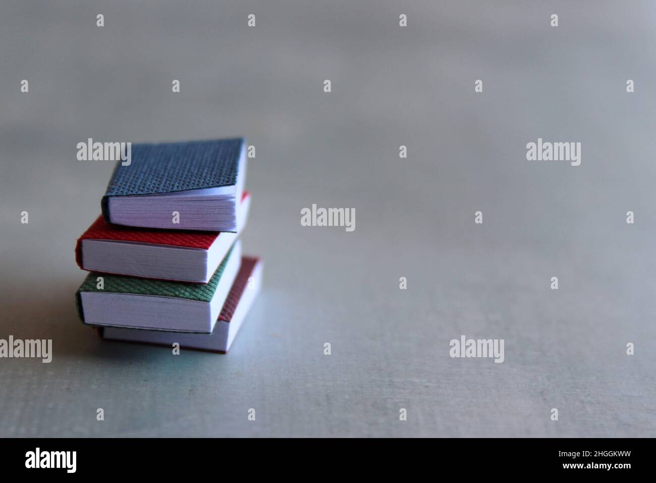 Pila di immagini a fuoco selettivo di libri su pavimento in cemento con spazio per la copia del testo Foto Stock