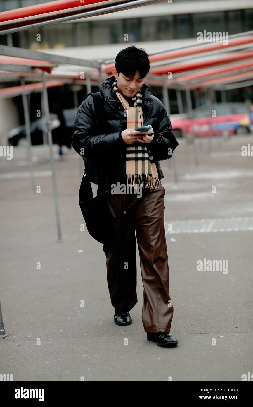 Parigi, Francia. 19th Jan 2022. Street Style, con arrivo allo spettacolo di abbigliamento maschile di Ami Fall-Winter 2022-2023, tenutosi a Palais Brongniart, Parigi, Francia, il 19th gennaio 2022. Photo by Marie-Paola Bertrand-Hillion/ABACAPRESS.COM Credit: Abaca Press/Alamy Live News Foto Stock