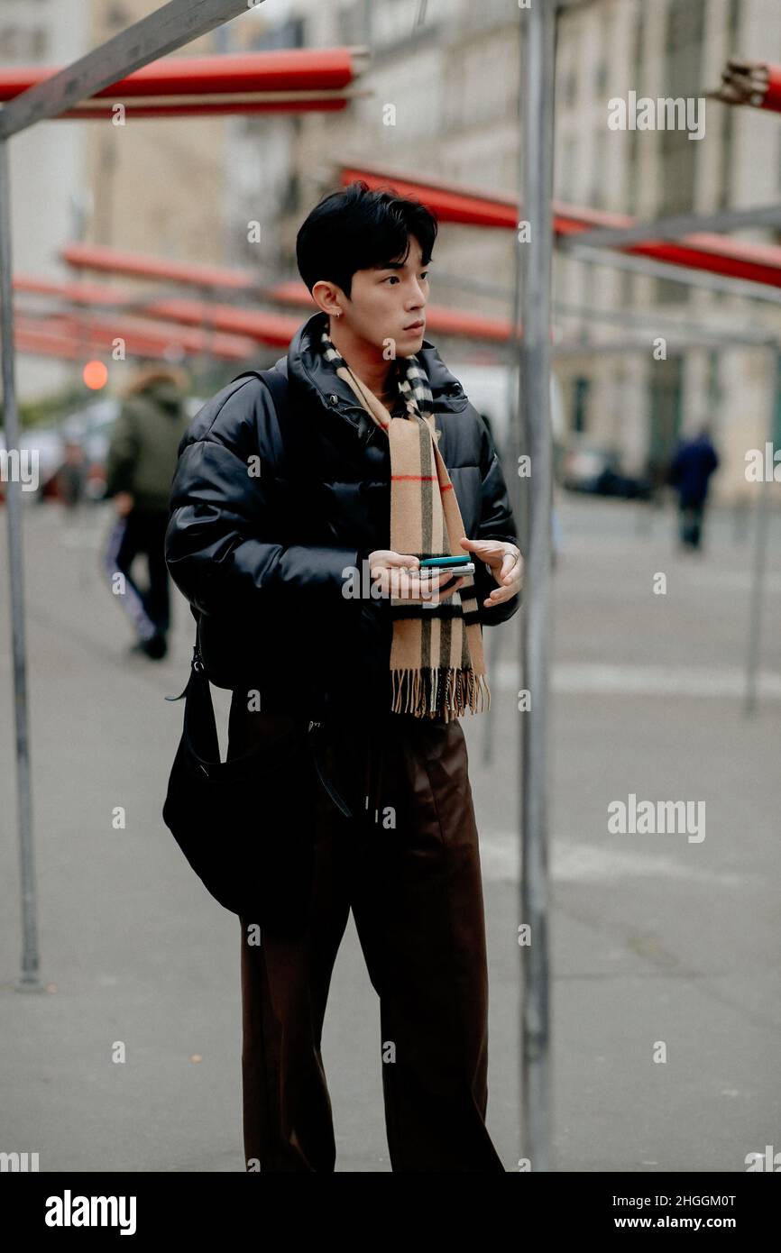 Parigi, Francia. 19th Jan 2022. Street Style, con arrivo allo spettacolo di abbigliamento maschile di Ami Fall-Winter 2022-2023, tenutosi a Palais Brongniart, Parigi, Francia, il 19th gennaio 2022. Photo by Marie-Paola Bertrand-Hillion/ABACAPRESS.COM Credit: Abaca Press/Alamy Live News Foto Stock