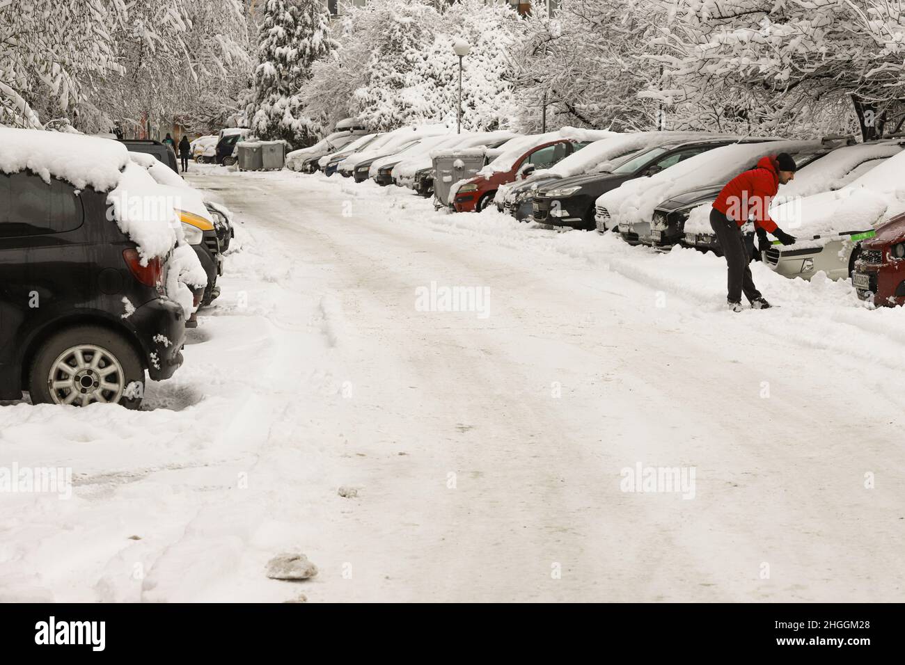 La gente pulisce la neve dalle automobili dopo la nevicata a Sofia, Bulgaria il 21 gennaio 2022 Foto Stock