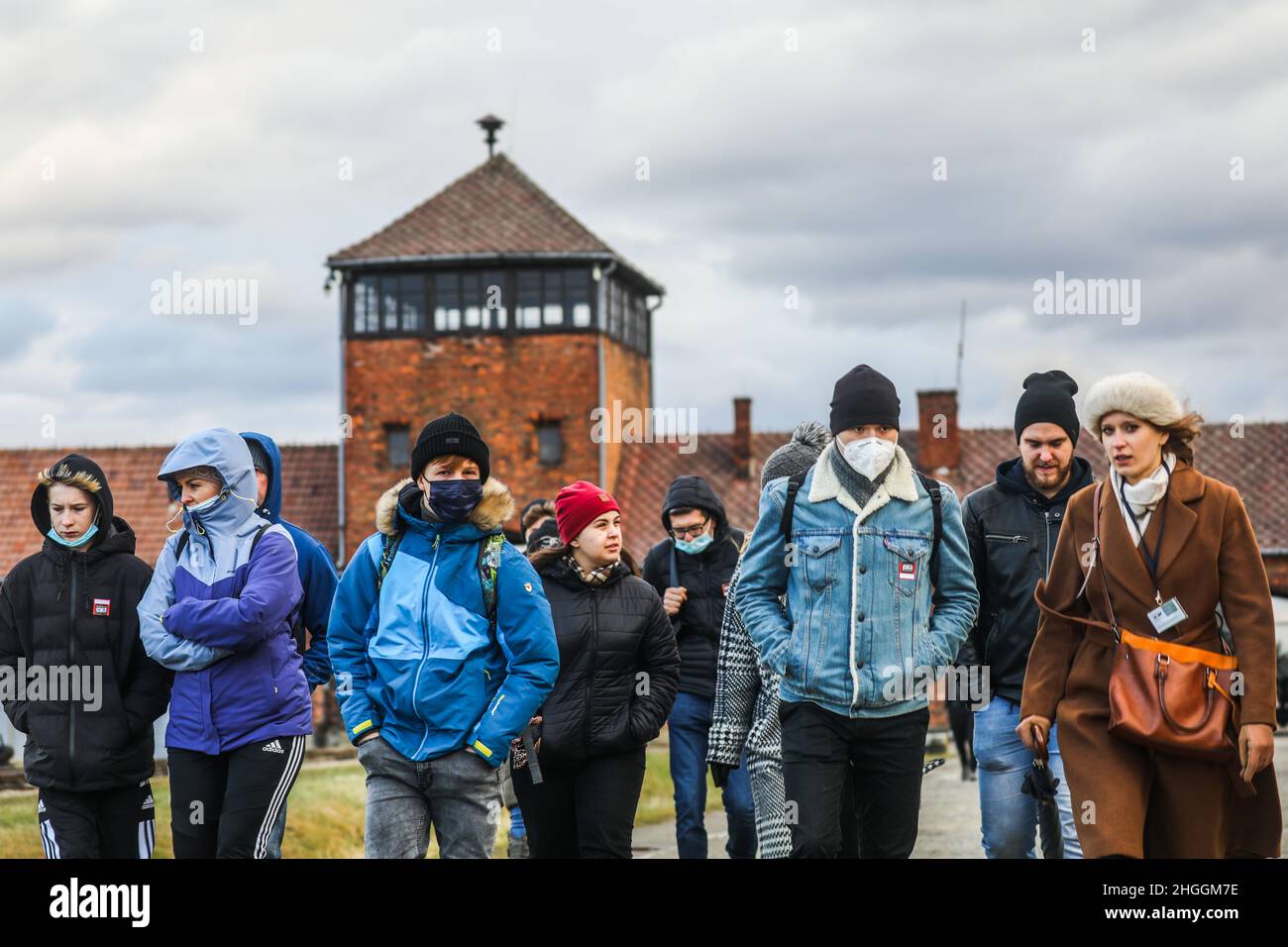 I visitatori dell'ex campo di concentramento e sterminio nazista di Auschwitz II-Birkenau a Oswiecim, in Polonia, il 3 gennaio 2022. Foto Stock