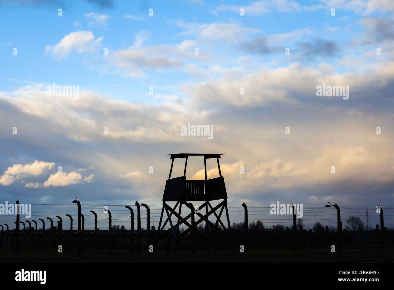 Recinzione di filo spinato e torre di guardia presso l'ex campo di concentramento e sterminio nazista di Auschwitz II-Birkenau a Oswiecim, Polonia, il 3 gennaio 2022. Foto Stock