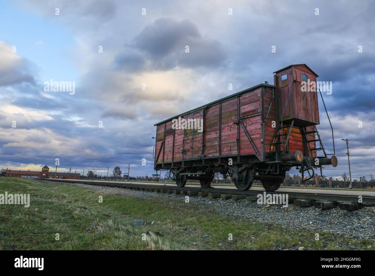 Un trasporto ferroviario originale utilizzato per le deportazioni presso l'ex campo di concentramento e sterminio nazista di Auschwitz II-Birkenau a Oswiecim, in Polonia, il 3 gennaio 2022 Foto Stock