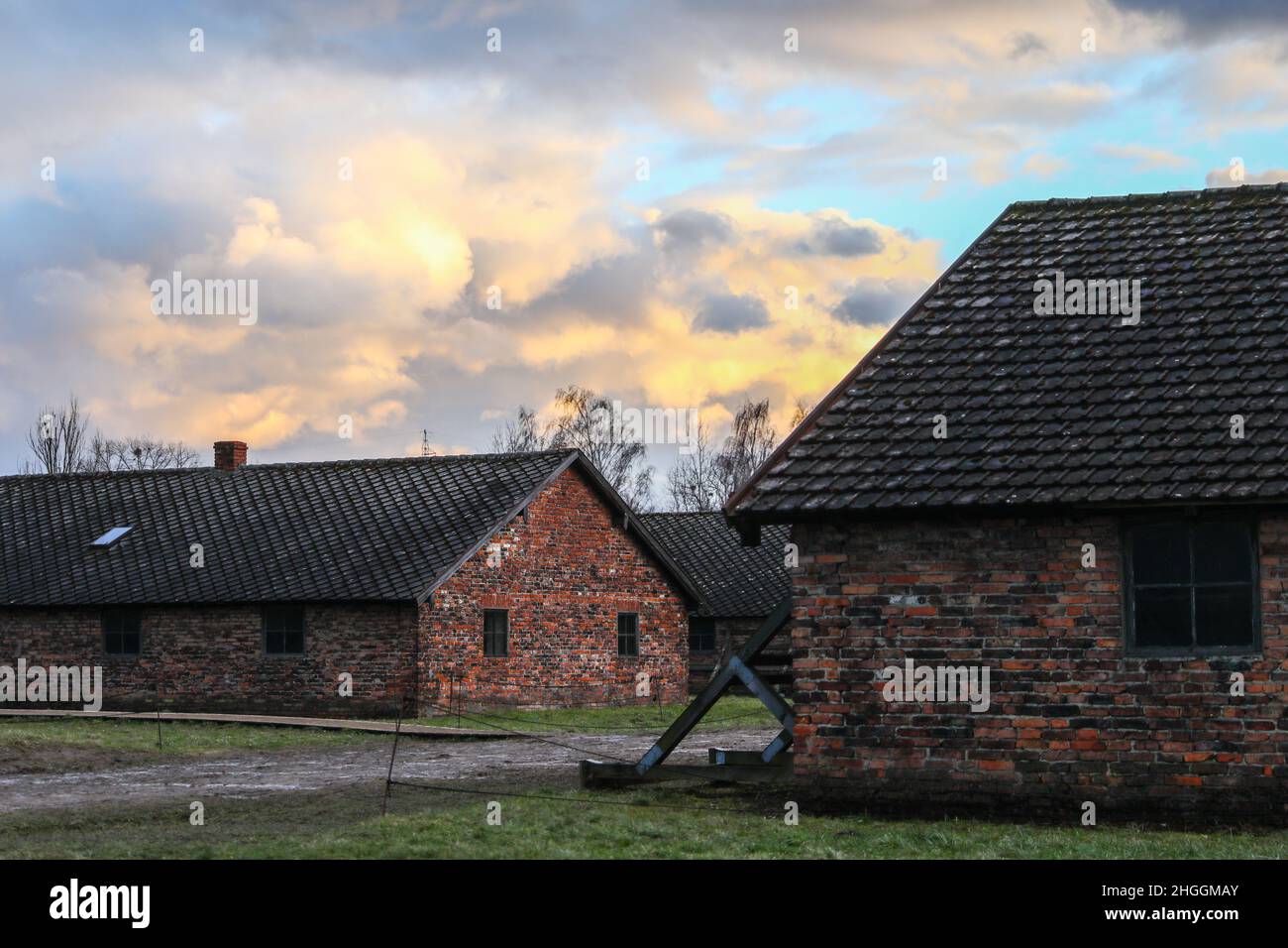 Caserme presso l'ex campo di concentramento e sterminio nazista di Auschwitz II-Birkenau a Oswiecim, in Polonia, il 3 gennaio 2022. Foto Stock