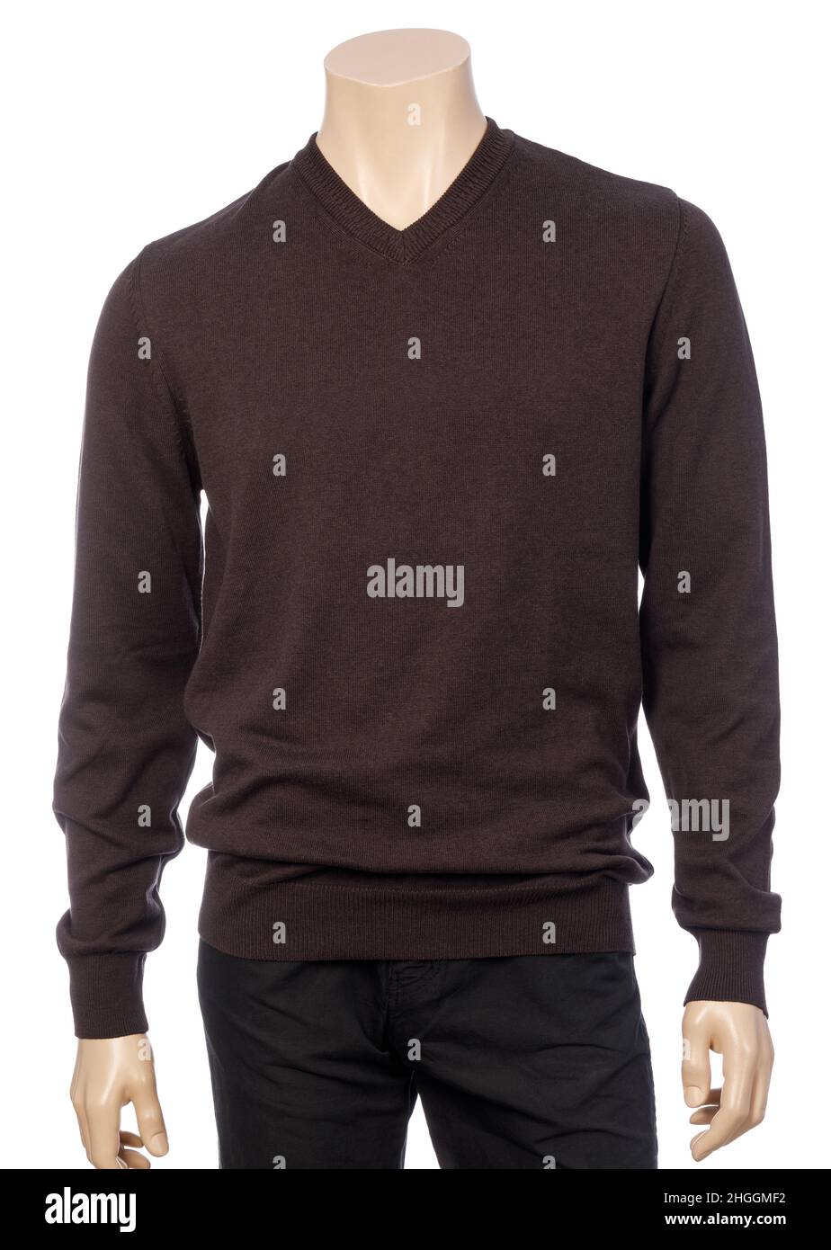 Jumper classico in lana marrone con collo a V su manichino isolato su sfondo bianco Foto Stock