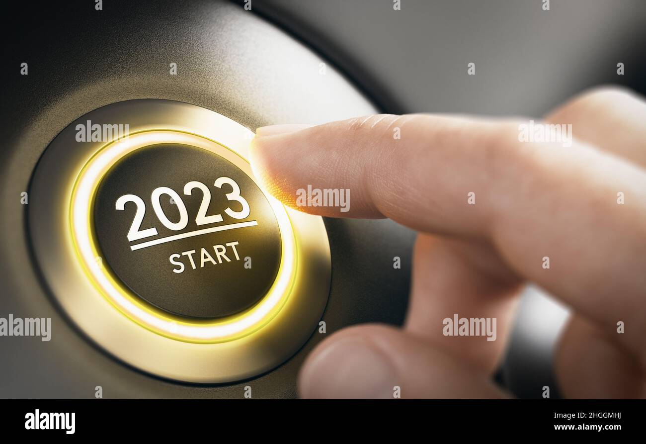 Il dito sta per premere un pulsante di accensione per auto con il testo 2023 START. Anno duemilitre concetto. Immagine composita tra una foto a mano Foto Stock