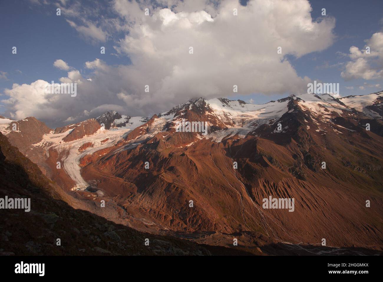 Ghiacciai ai fondali della vetta della palla Bianca ricoperta da nuvole Foto Stock