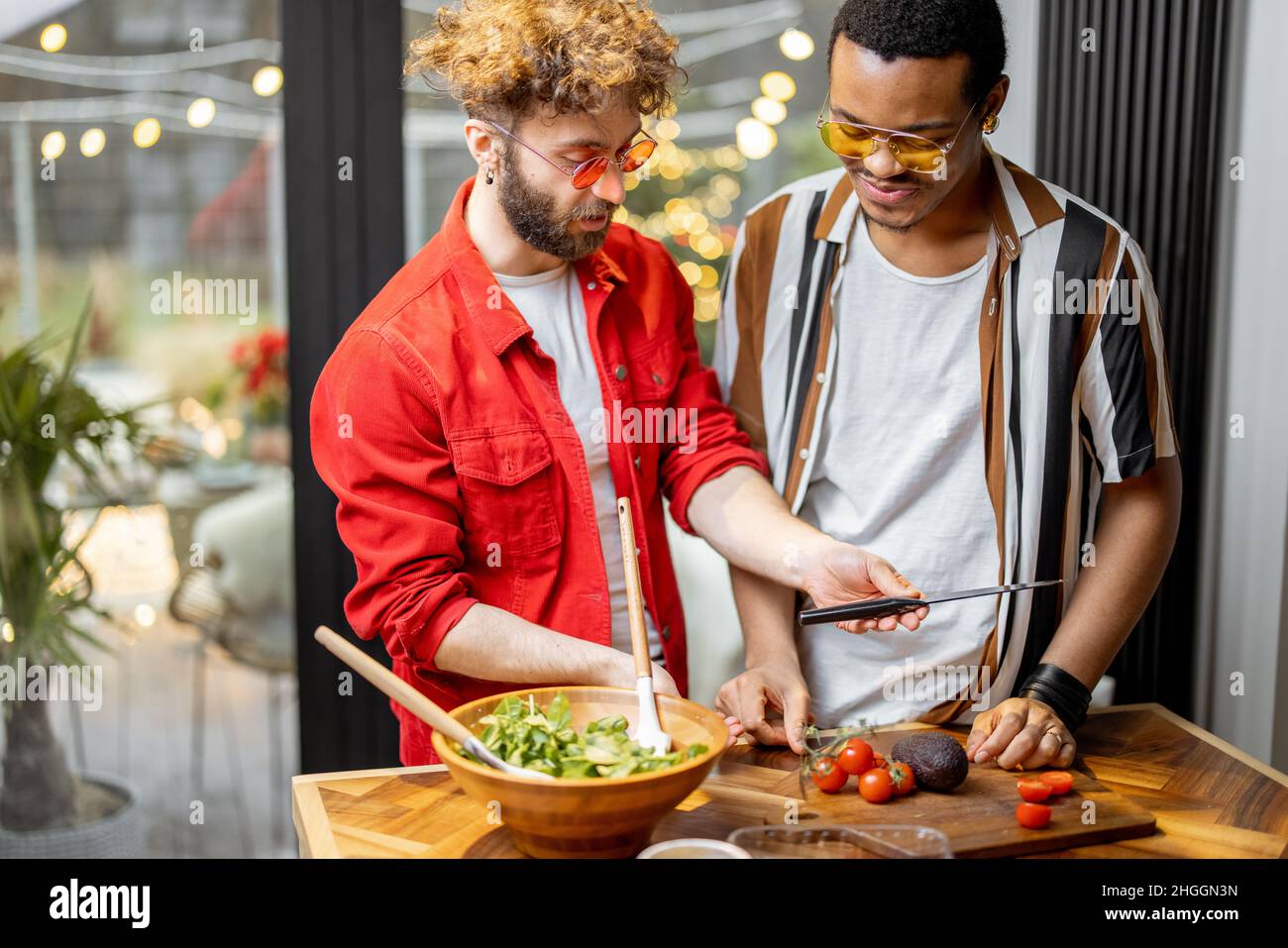 Due ragazzi cucinano sano insieme a casa Foto Stock