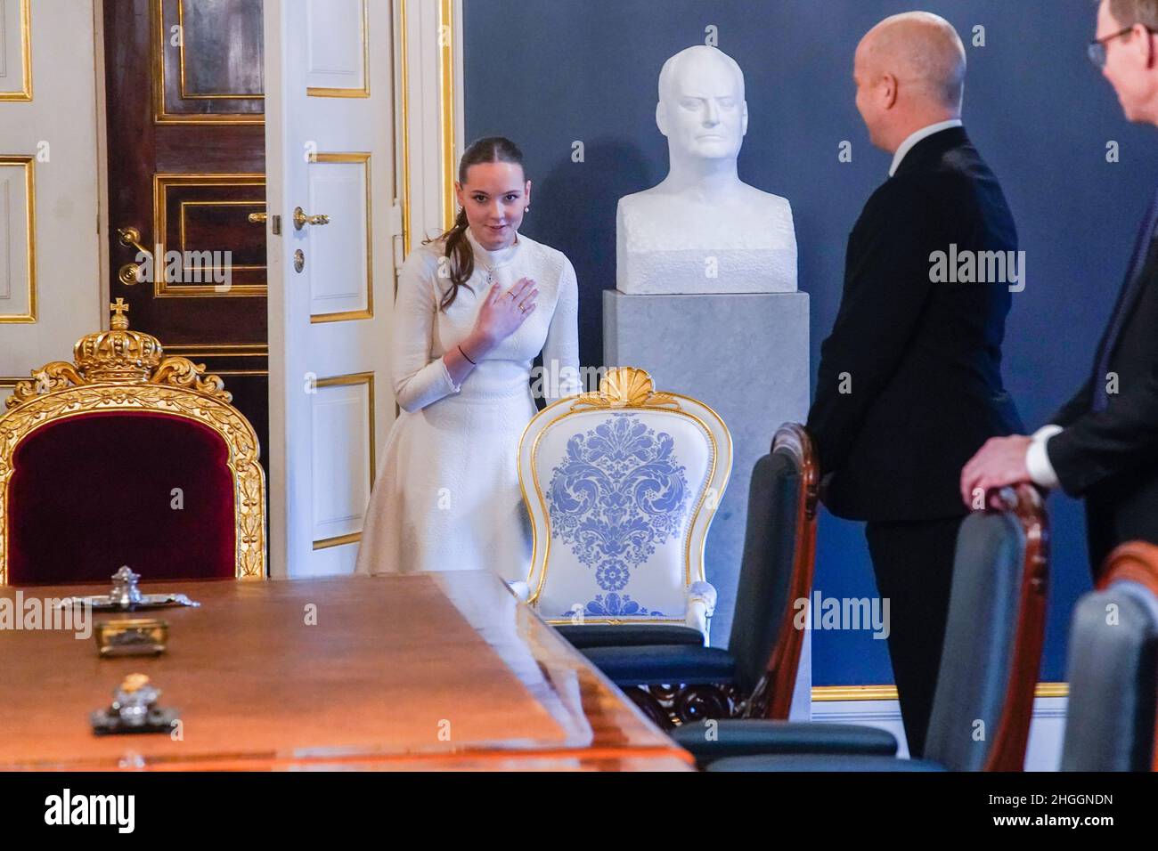 Oslo 20220121.la principessa Ingrid Alexandra partecipa alla riunione del gabinetto nel Palazzo reale di Oslo in occasione del suo 18th compleanno. Ministro delle Finanze Trygve Slagsvold Vedum e Ministro della Ricerca e dell'Istruzione superiore Ola Borten Moe a destra. Foto: Lise Aaserud / NTB Foto Stock