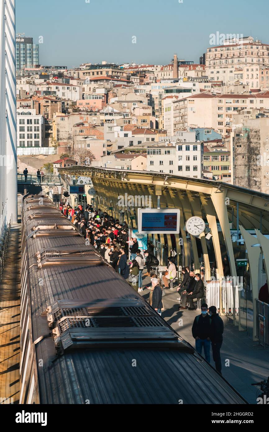 Stazione della metropolitana di HaliC, treno alla stazione e persone sul binario di istanbul Foto Stock