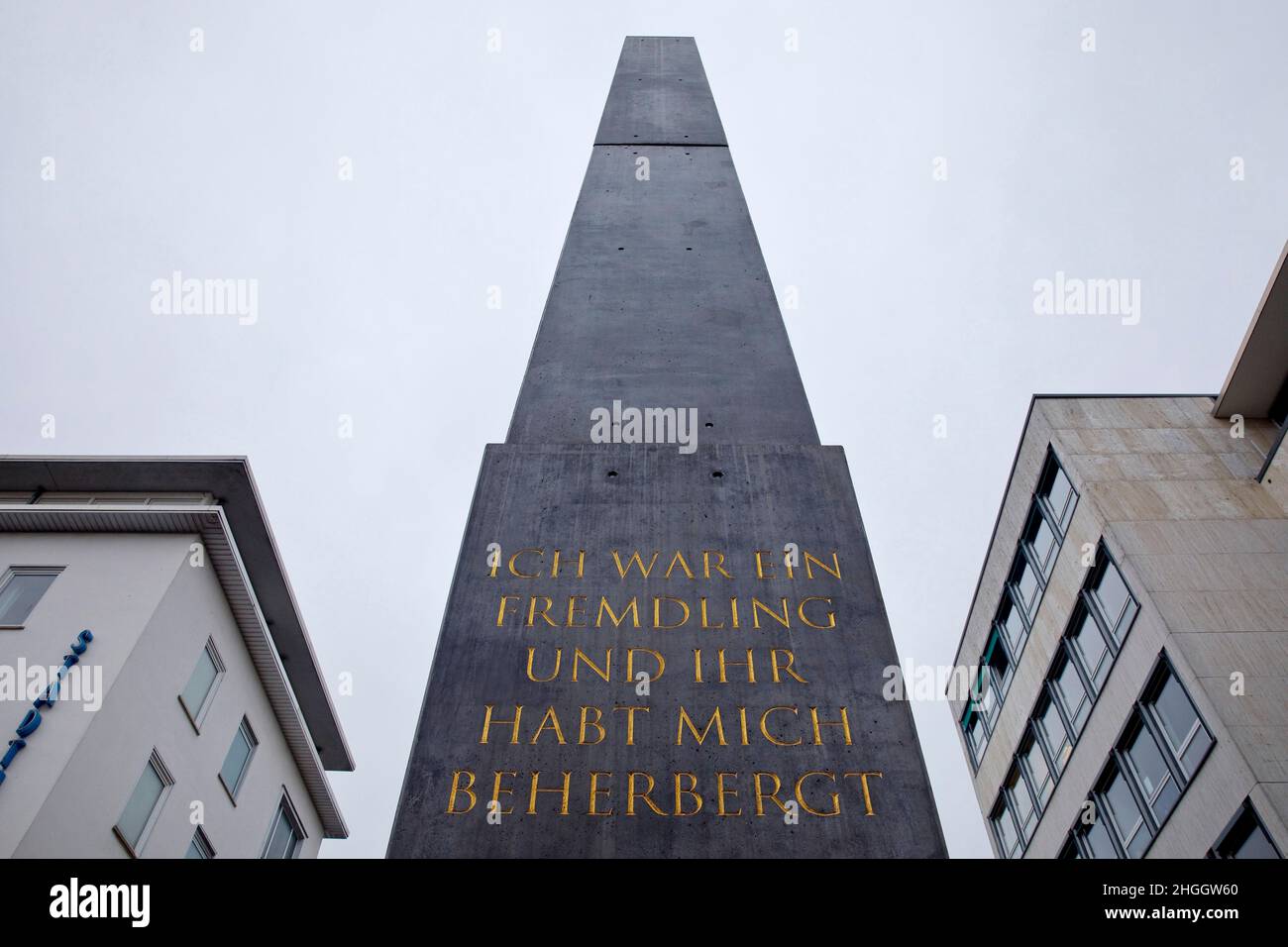 Opera Obelisco con una citazione del Vangelo di Matteo, Florentiner Platz, Germania, Assia, Cassel Foto Stock