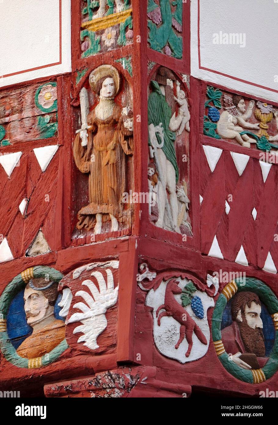 Casa a graticcio 'Junkernschaenke', dettaglio delle sculture colorate sul rivestimento, Germania, bassa Sassonia, Goettingen Foto Stock