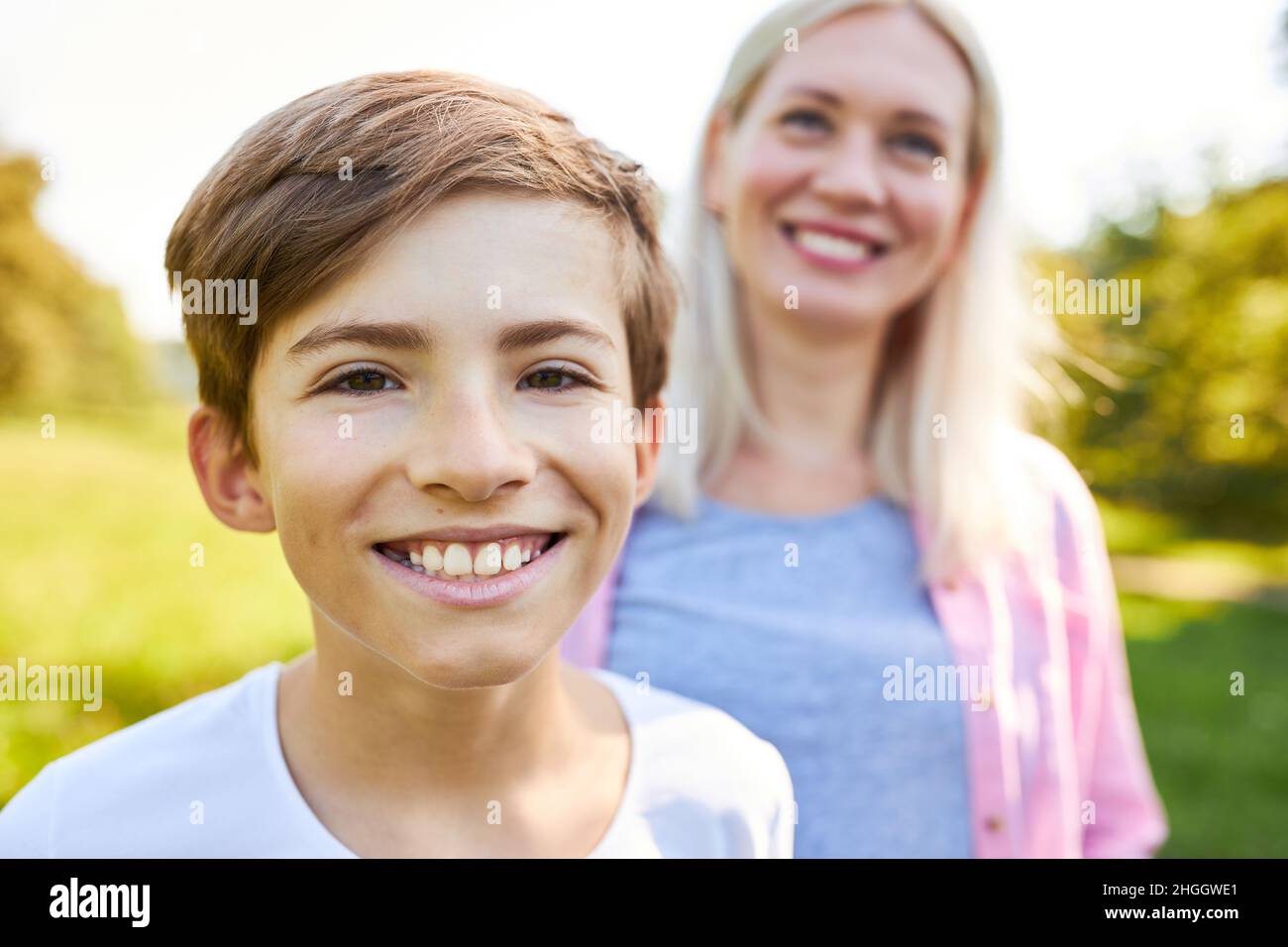 Felice sorridente ragazzo e sua madre nel parco in estate Foto Stock