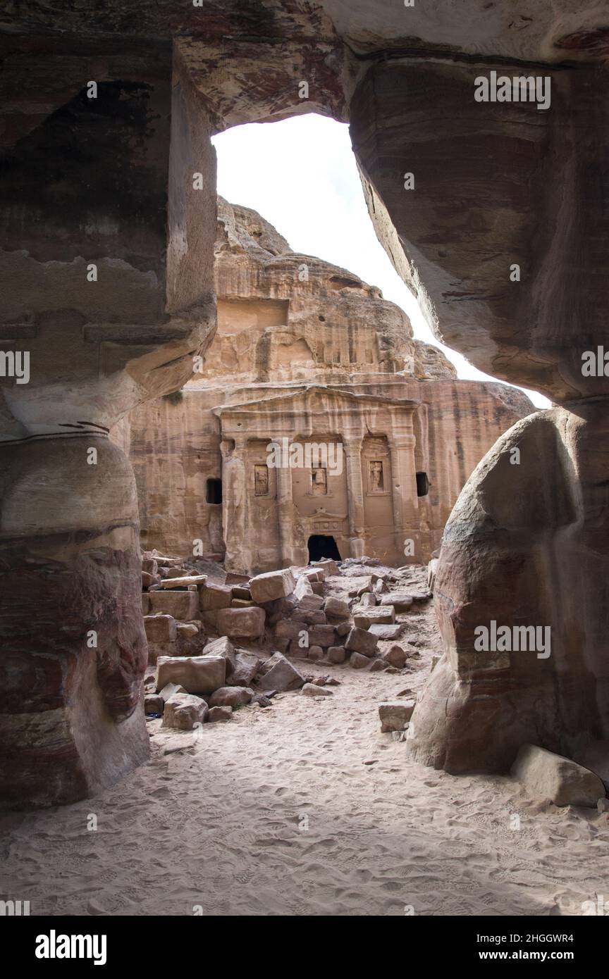 Petra Jordan, con canyon, grotte, paesaggio desertico ed edifici, tombe e altre strutture scolpite dai Nabatei secoli fa nella roccia rosa Foto Stock