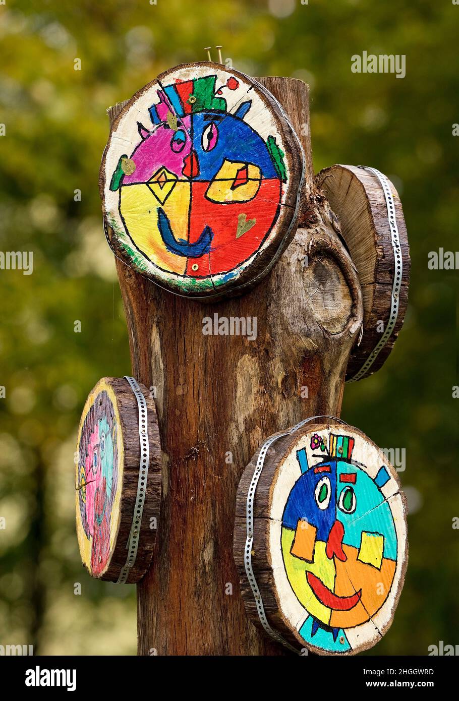 Illustrazione Snag albero con fette di albero dipinte, coloratissime pitture fatte dai bambini, progetto d'arte Halver, Germania, Renania Settentrionale-Vestfalia, Halver Foto Stock