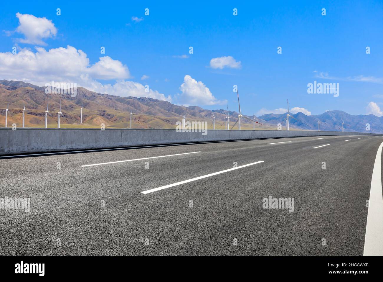 Terreno autostradale e paesaggio naturale di montagna sotto cielo blu. Paesaggio e autostrada. Sfondo strada all'aperto. Foto Stock