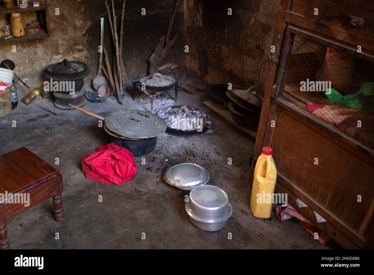 La cucina all'interno di una capanna. Cucina africana interna con focolare e stufa. All'interno del modesto stile vintage cucina povera, pentole e utensili si posano su Foto Stock