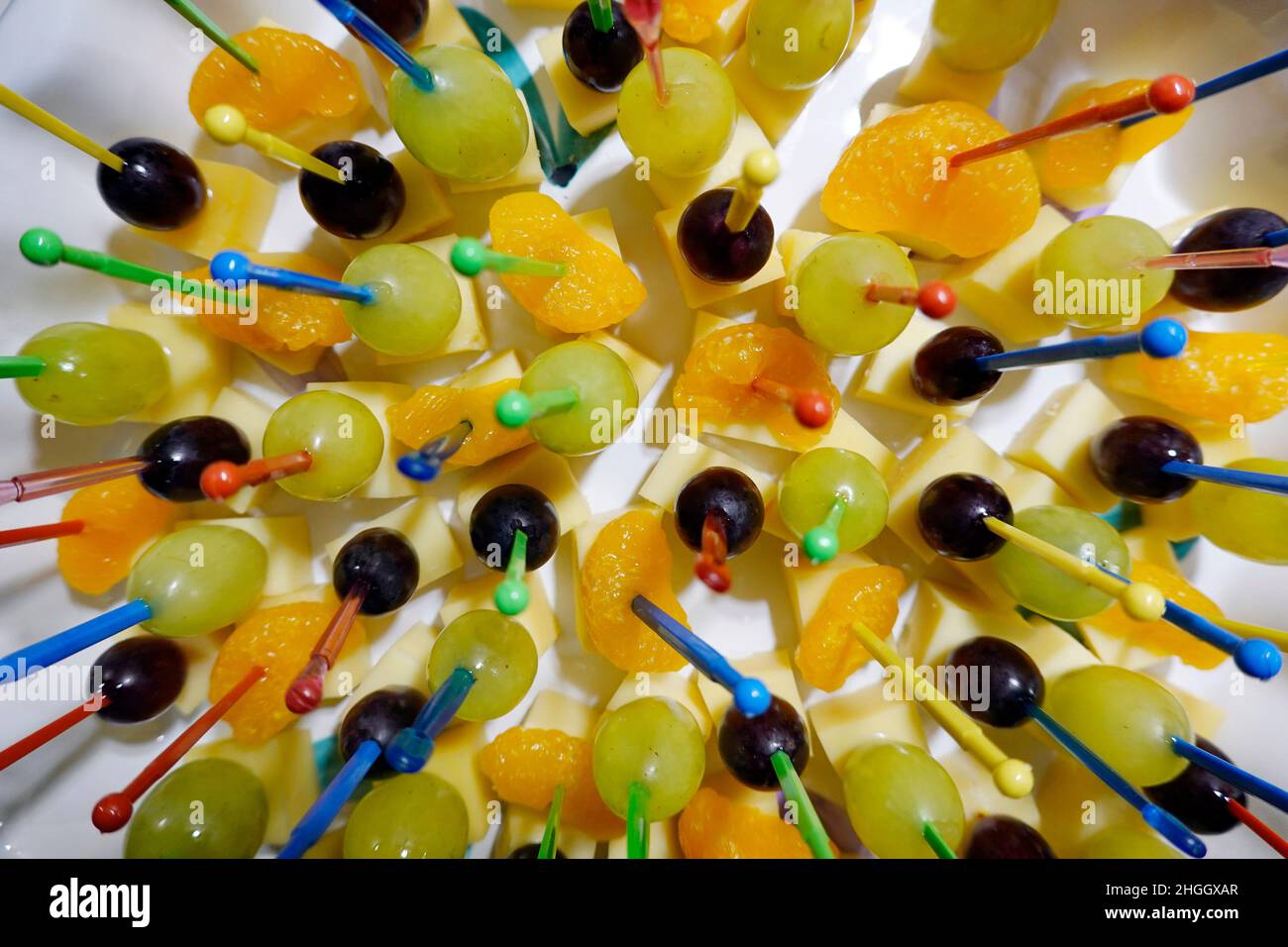antipasti di formaggio retrò con uva e mandarini Foto Stock