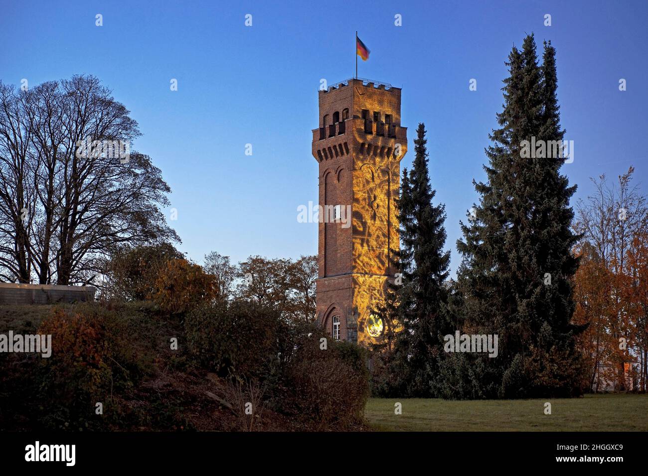 Sguardo illuminato al Karlshoehe al crepuscolo, Germania, Renania Settentrionale-Vestfalia, Sauerland, Halver Foto Stock