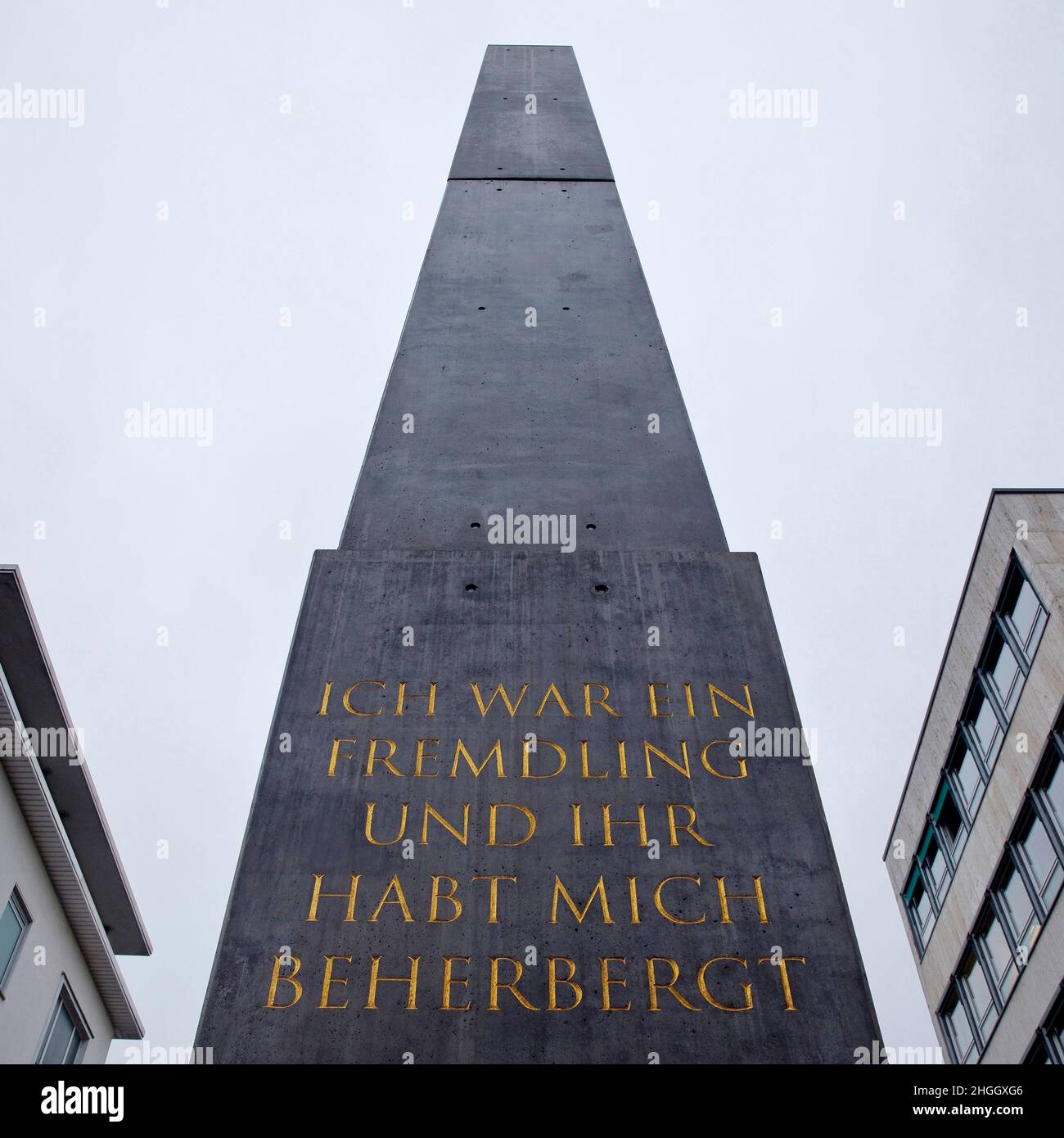 Opera Obelisco con una citazione del Vangelo di Matteo, Florentiner Platz, Germania, Assia, Cassel Foto Stock