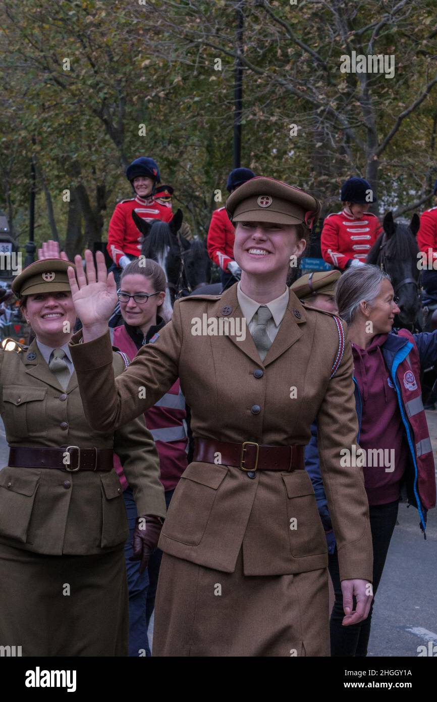 Le donne in uniformi militari con il primo soccorso Nursing Yeomanry sorridono e ondano al Lord Mayor's Show 2021, Victoria Embankment, Londra, Regno Unito. Foto Stock