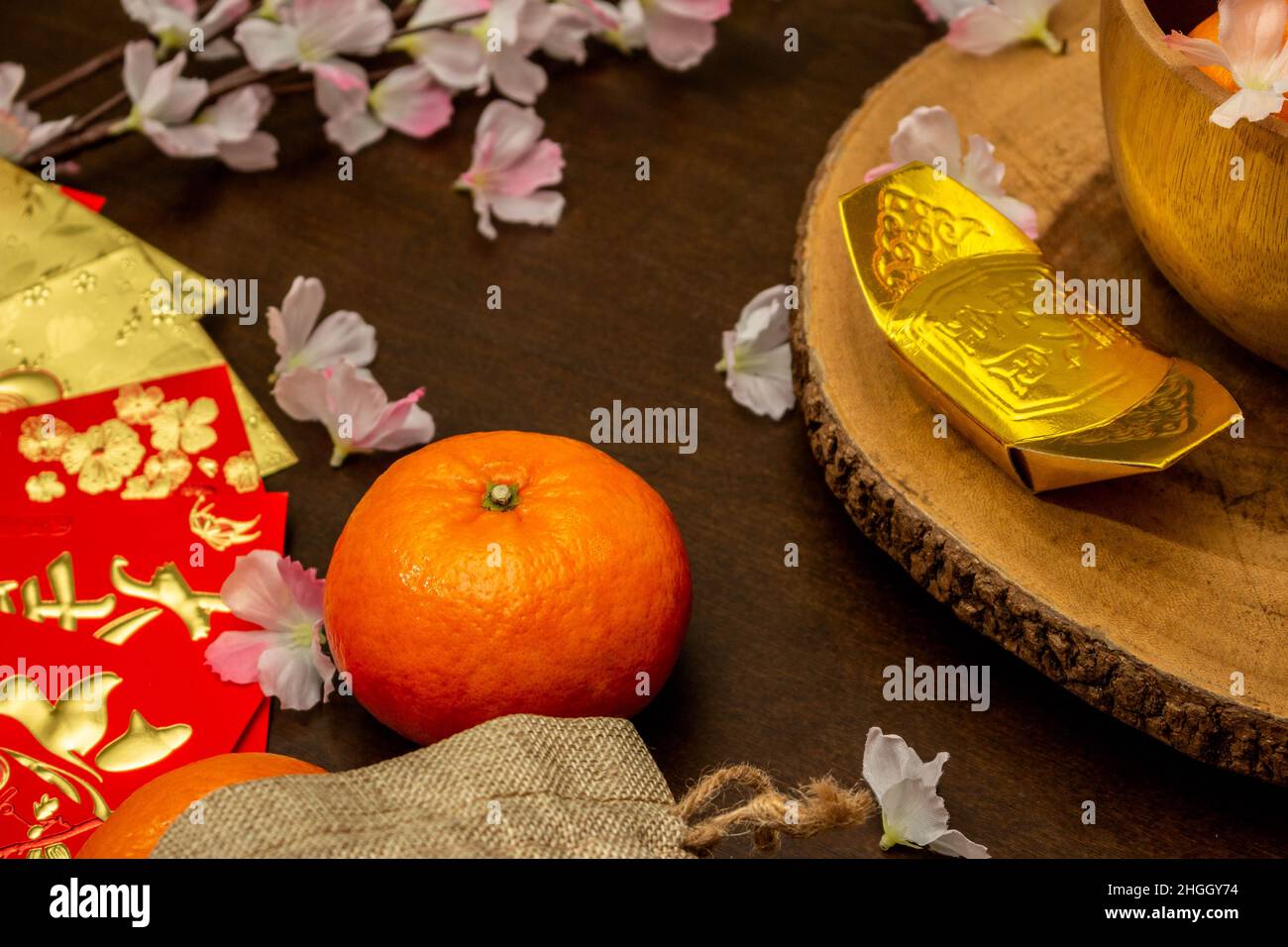 Sopra gli accessori di vista del nuovo anno cinese o festa di umore giorno arance oro e tasche Angpao whit ciliegio fiore branca decorazioni Foto Stock