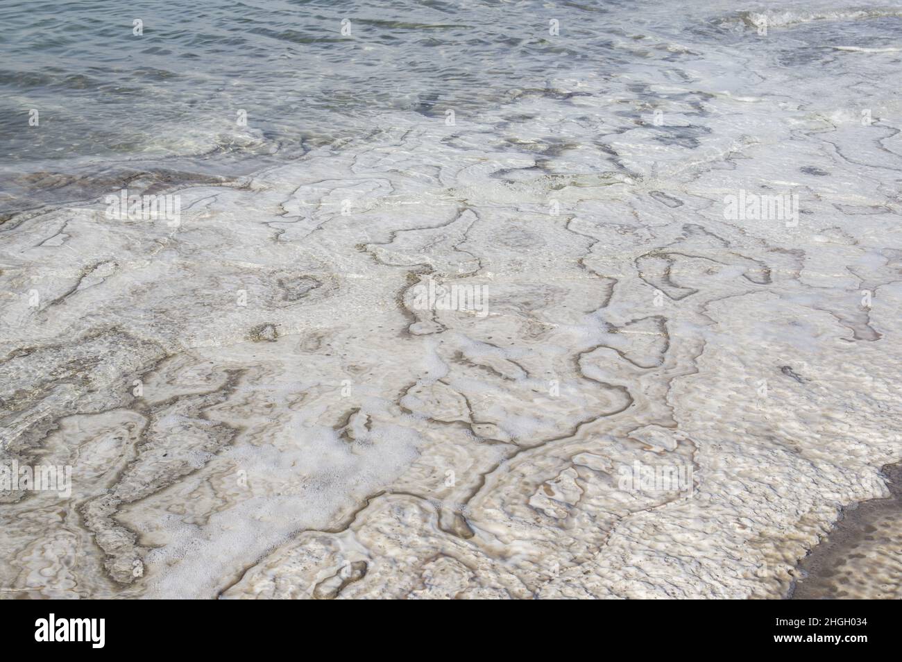 Formazioni saline nel Mar Morto in Giordania, Medio Oriente. Sale cristalli acqua salina sedimentazione al posto più basso, lago più basso sulla terra. Foto Stock