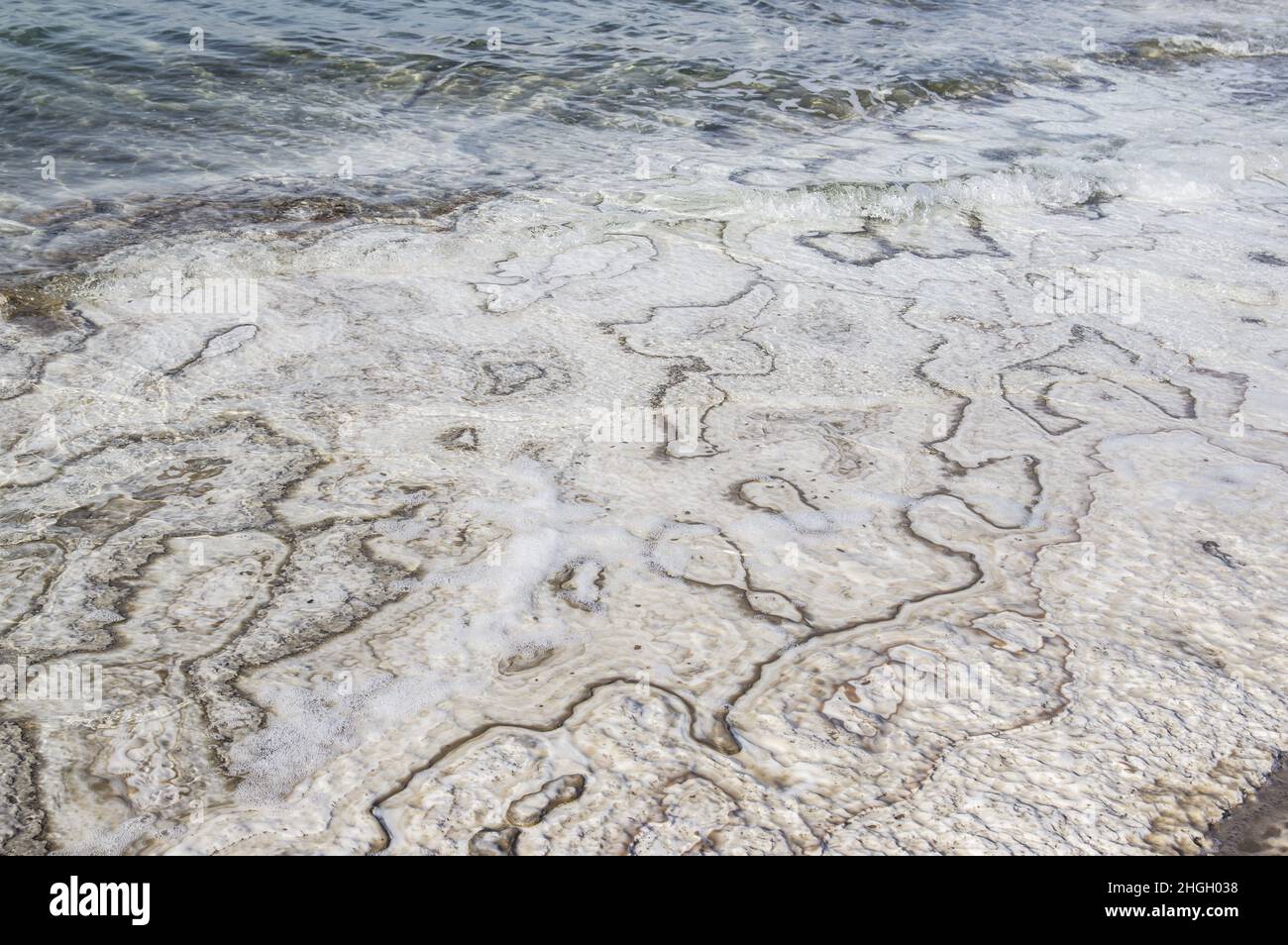 Formazioni saline nel Mar Morto in Giordania, Medio Oriente. Sale cristalli acqua salina sedimentazione al posto più basso, lago più basso sulla terra. Foto Stock