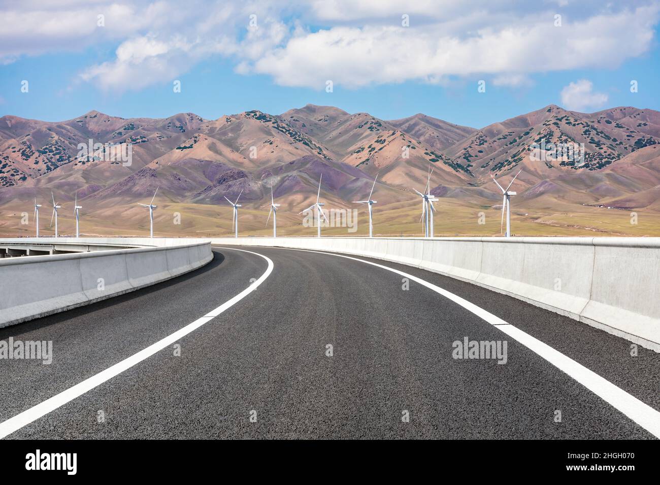 Terreno autostradale e paesaggio naturale di montagna sotto cielo blu. Paesaggio e autostrada. Sfondo strada all'aperto. Foto Stock