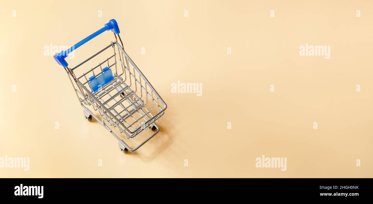 Carrello di shopping o carrello di supermercato su sfondo giallo, business finanza concetto di shopping idea. Movimento veloce beni di consumo concetto. Foto Stock