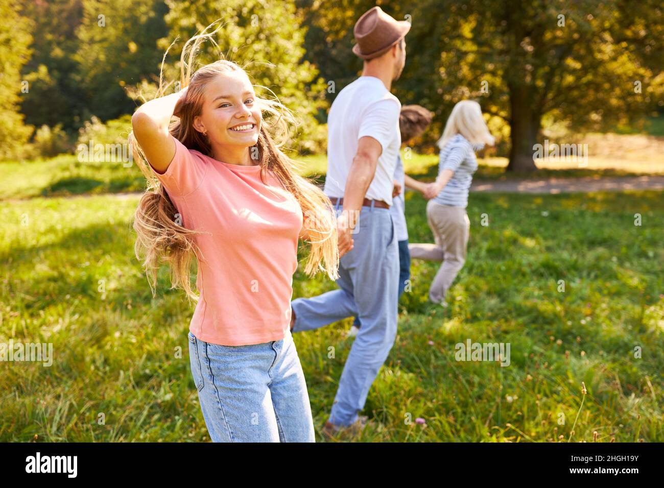 Famiglia felice con bambini in movimento in un'escursione estiva nella natura Foto Stock
