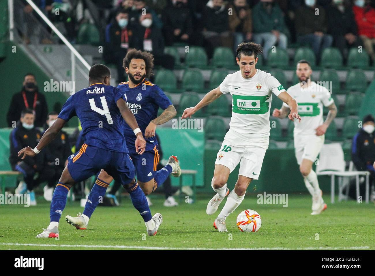 Elche, Alicante, Spagna. 20th Jan 2022. Pere Milla di Elche e David Alaba del Real Madrid durante la Coppa di Spagna, Copa del Rey, round di 16 partite di calcio tra Elche CF e Real Madrid il 20 gennaio 2022 allo stadio Martinez Valero di Elche, Alicante, Spagna - Foto: IRH/DPPI/LiveMedia Credit: Independent Photo Agency/Alamy Live News Foto Stock