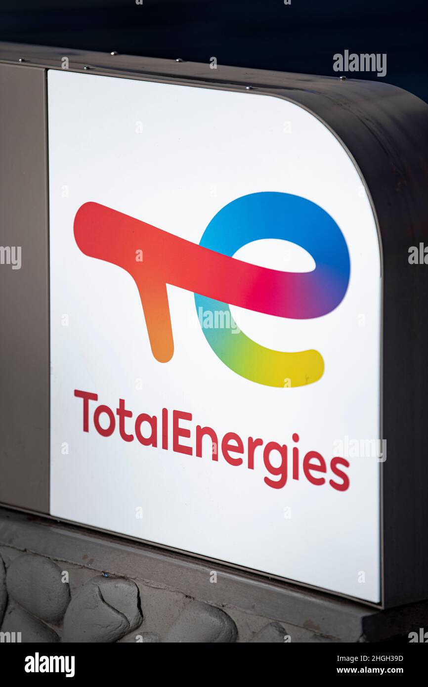 21 gennaio 2022, Berlino: Il logo della società energetica TotalEnergies in una delle sue stazioni di gas. Il gruppo energetico francese TotalEnergies si sta ritirando completamente dal paese del sud-est asiatico un anno dopo il colpo di stato militare in Myanmar. Foto: Fabian Sommer/dpa Foto Stock