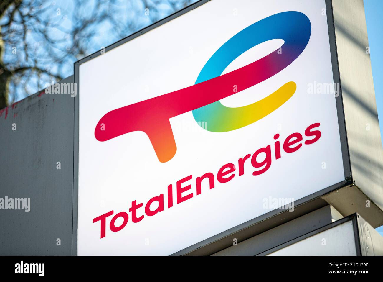 21 gennaio 2022, Berlino: Il logo della società energetica TotalEnergies in una delle sue stazioni di gas. Il gruppo energetico francese TotalEnergies si sta ritirando completamente dal paese del sud-est asiatico un anno dopo il colpo di stato militare in Myanmar. Foto: Fabian Sommer/dpa Foto Stock