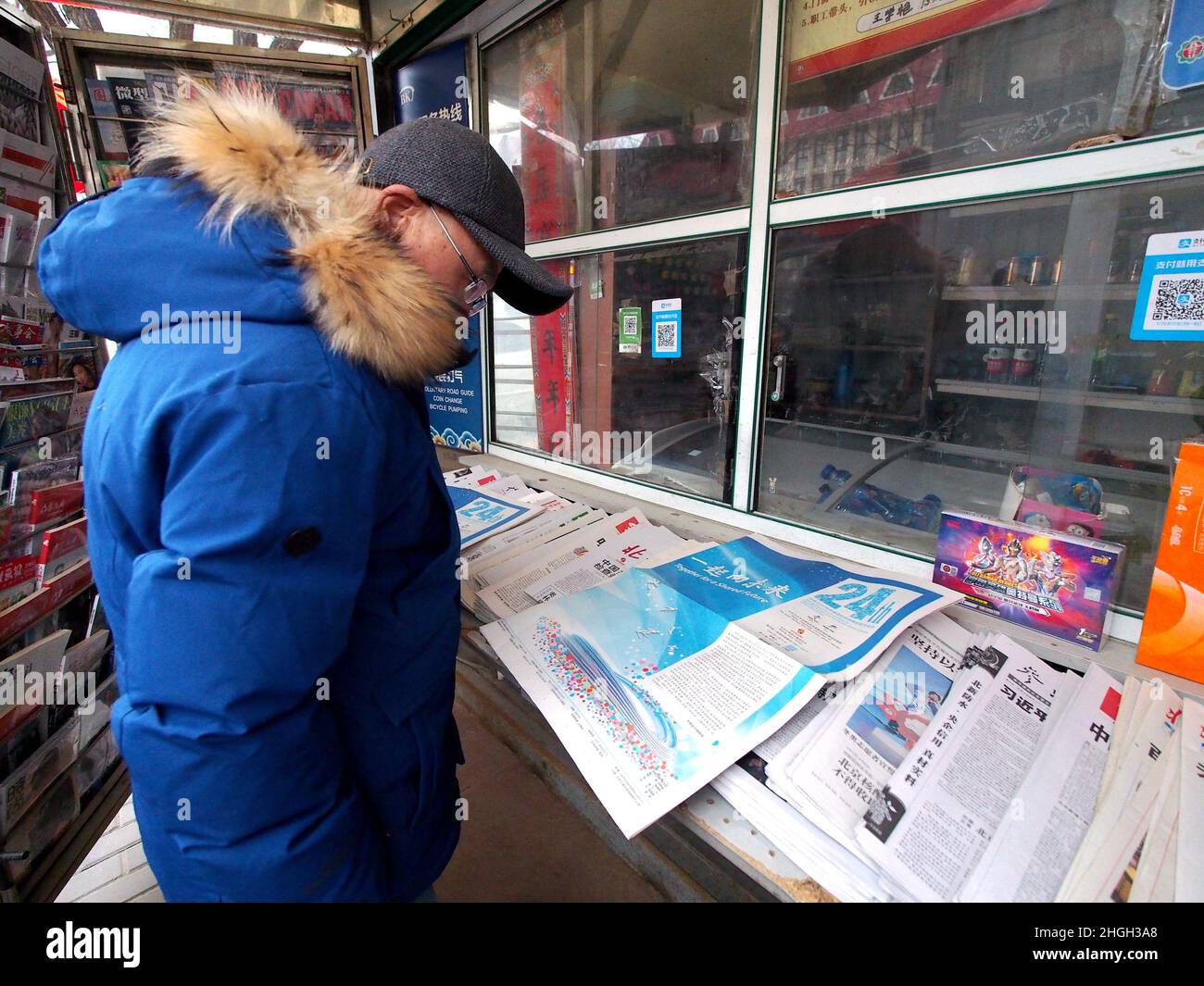 PECHINO, CINA - 212 GENNAIO 2022 - la gente acquista i periodici delle Olimpiadi invernali in un chiosco postale a Pechino, capitale della Cina, 21 gennaio 2022. Il funzionario Foto Stock