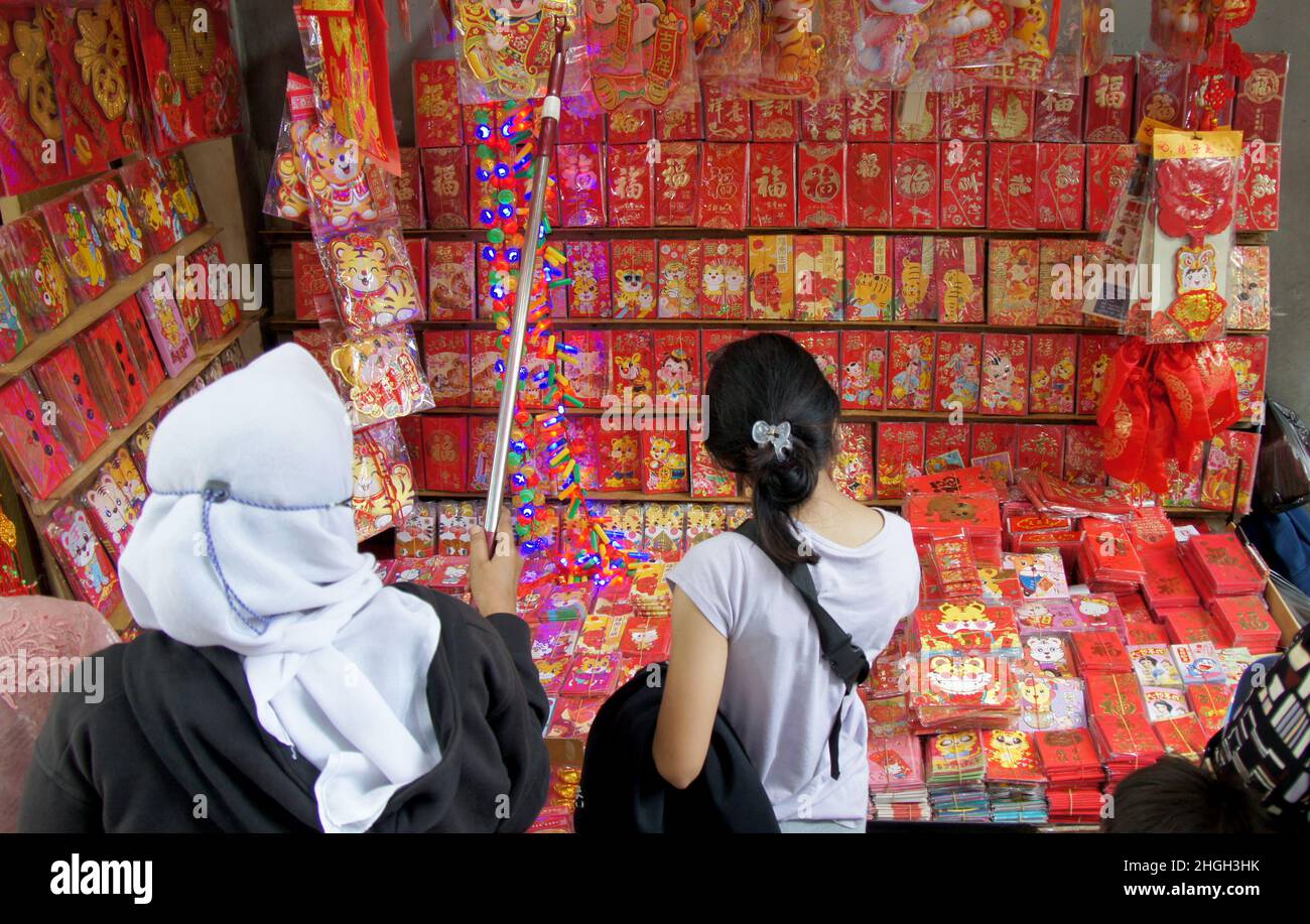 Jakarta, Jakarta, Indonesia. 21st Jan, 2022. Un sacco di venditori di varie decorazioni nel dare il benvenuto al Capodanno cinese 2022 che si trova nella zona Glodok, West Jakarta. (Credit Image: © Denny Pohan/ZUMA Press Wire) Foto Stock