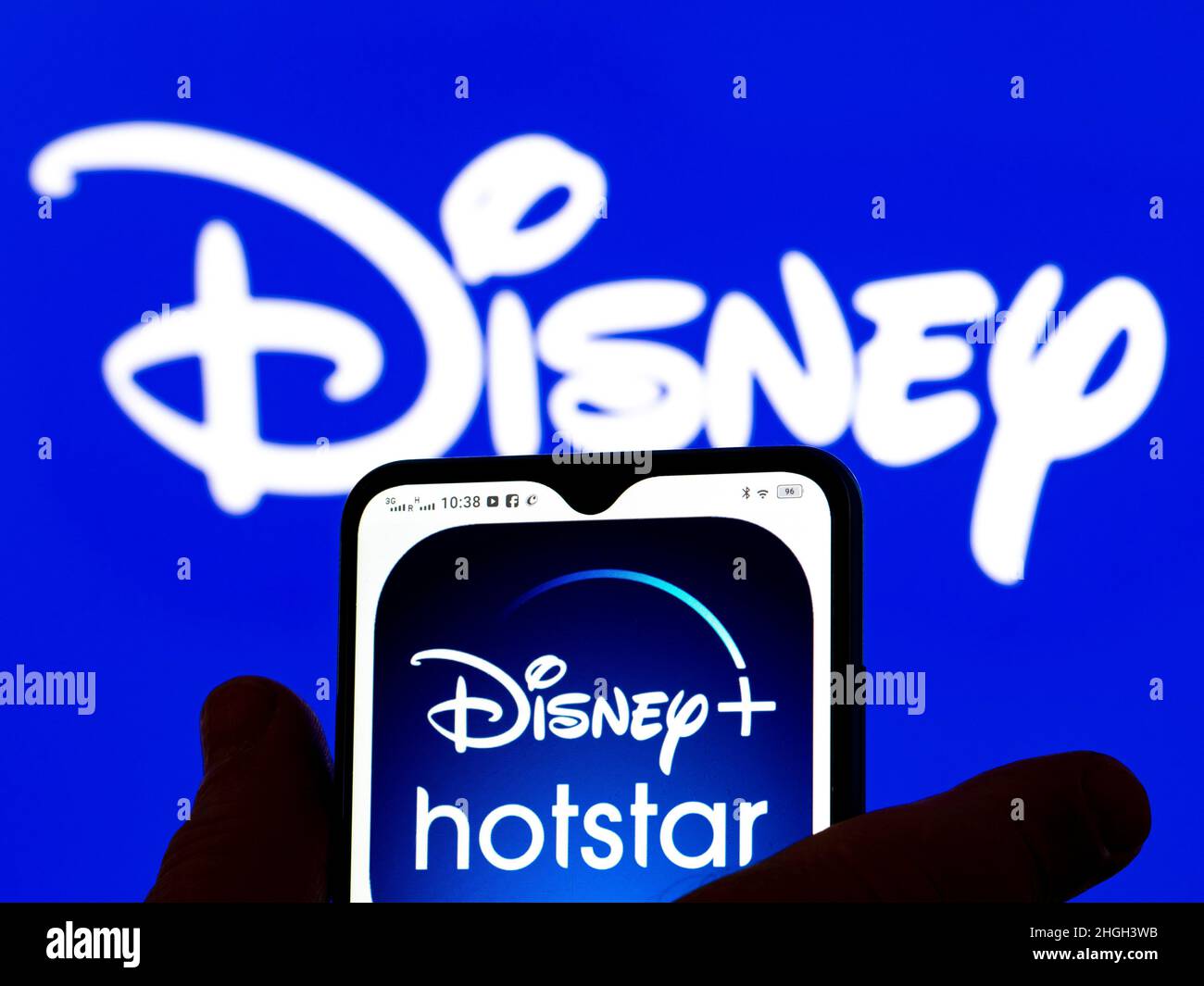 Ucraina. 21st Jan 2022. In questa illustrazione della foto, il logo Disney Hotstar viene visualizzato sullo schermo di uno smartphone con il logo Disney sullo sfondo. (Credit Image: © Igor Golovniov/SOPA Images via ZUMA Press Wire) Foto Stock