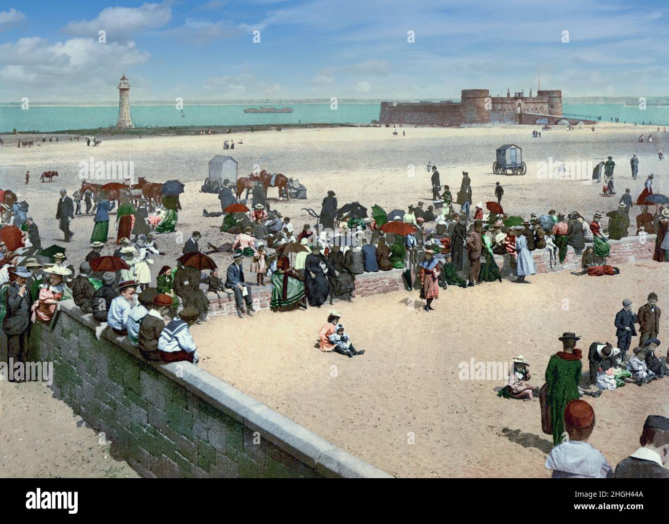 Un'illustrazione di fine 19th secolo dei vacanzieri sulla spiaggia a New Brighton sulla penisola di Wirral alla foce del fiume Mersey. Al bordo dell'acqua si possono vedere il faro di Perch Rock e Fort Perch Rock di epoca napoleonica. Foto Stock