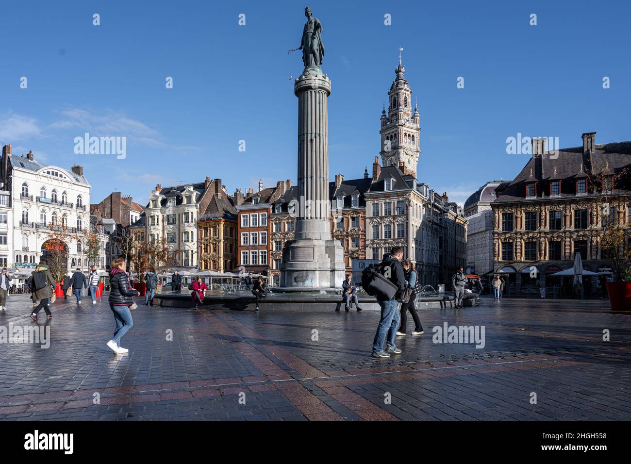 4 novembre 2021 - Lille, Francia: La Grande Place, ha un'architettura fiamminga simile al Belgio. Al centro delle piazze si erge la Dea come memoria dell'assedio austriaco del 1792 Foto Stock