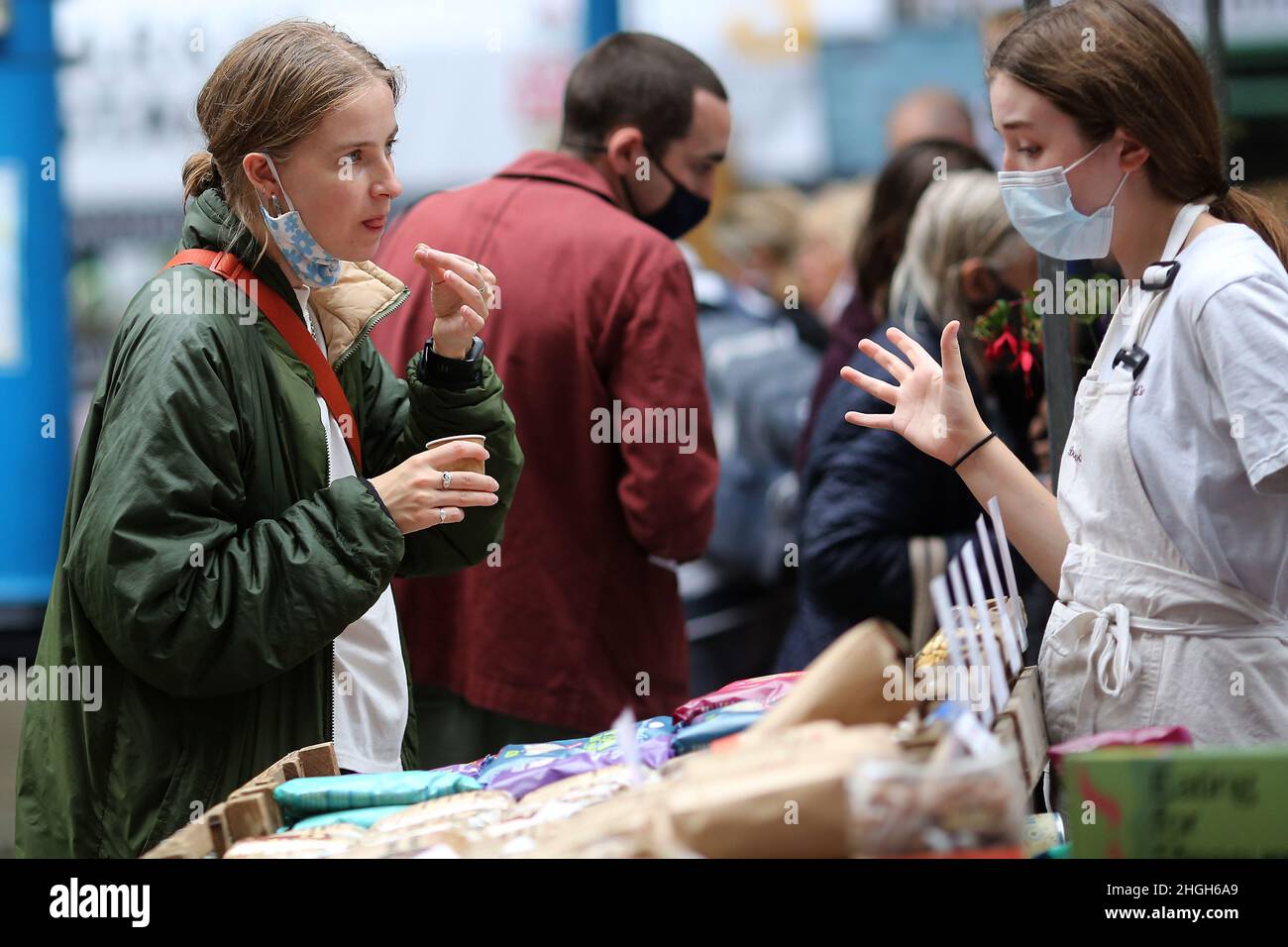 Abergavenny food festival, una signora assaggia alcuni patatine biologiche nel mercato sala il 19th settembre 2021. Foto Stock