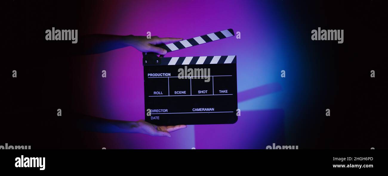 Clapper Che Immagini sfocate di ardesia filmato o bordo clapper. La mano tiene in ...