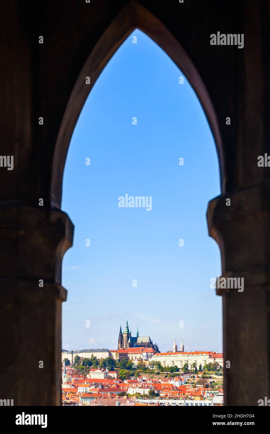 Città di Praga attraverso la finestra gotica lancetta del Vecchio Municipio, Repubblica Ceca Foto Stock