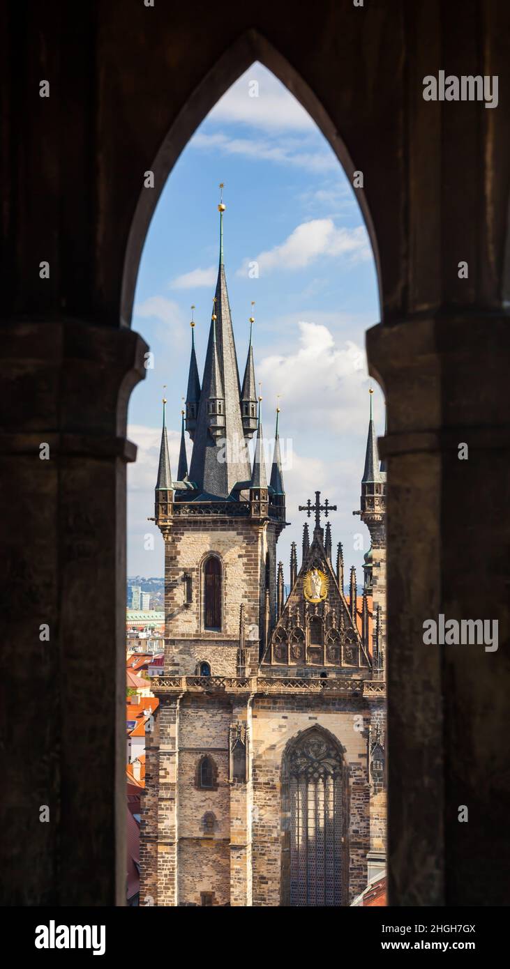 Chiesa di Tyn attraverso la finestra gotica di lancetta del Vecchio Municipio, Praga, Repubblica Ceca Foto Stock