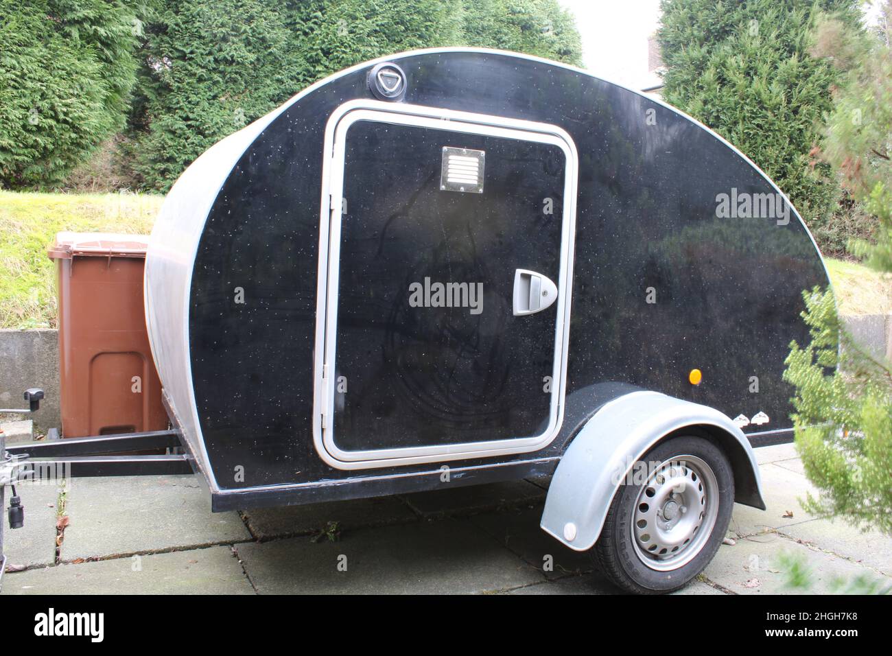 Trailer in nero e argento. Viaggio su strada in un concetto di caravan minuscola Foto Stock