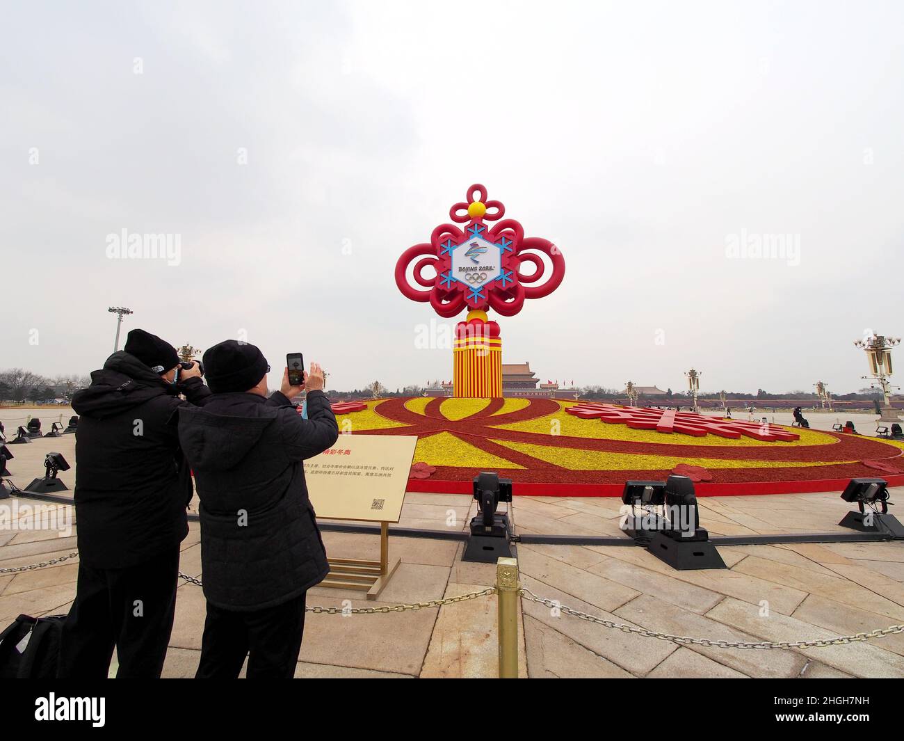 PECHINO, CINA - 21 GENNAIO 2022 - le persone scattano foto di fronte a un letto di fiori per le "meravigliose Olimpiadi invernali" in Piazza Tian 'Anmen a Pechino, Foto Stock
