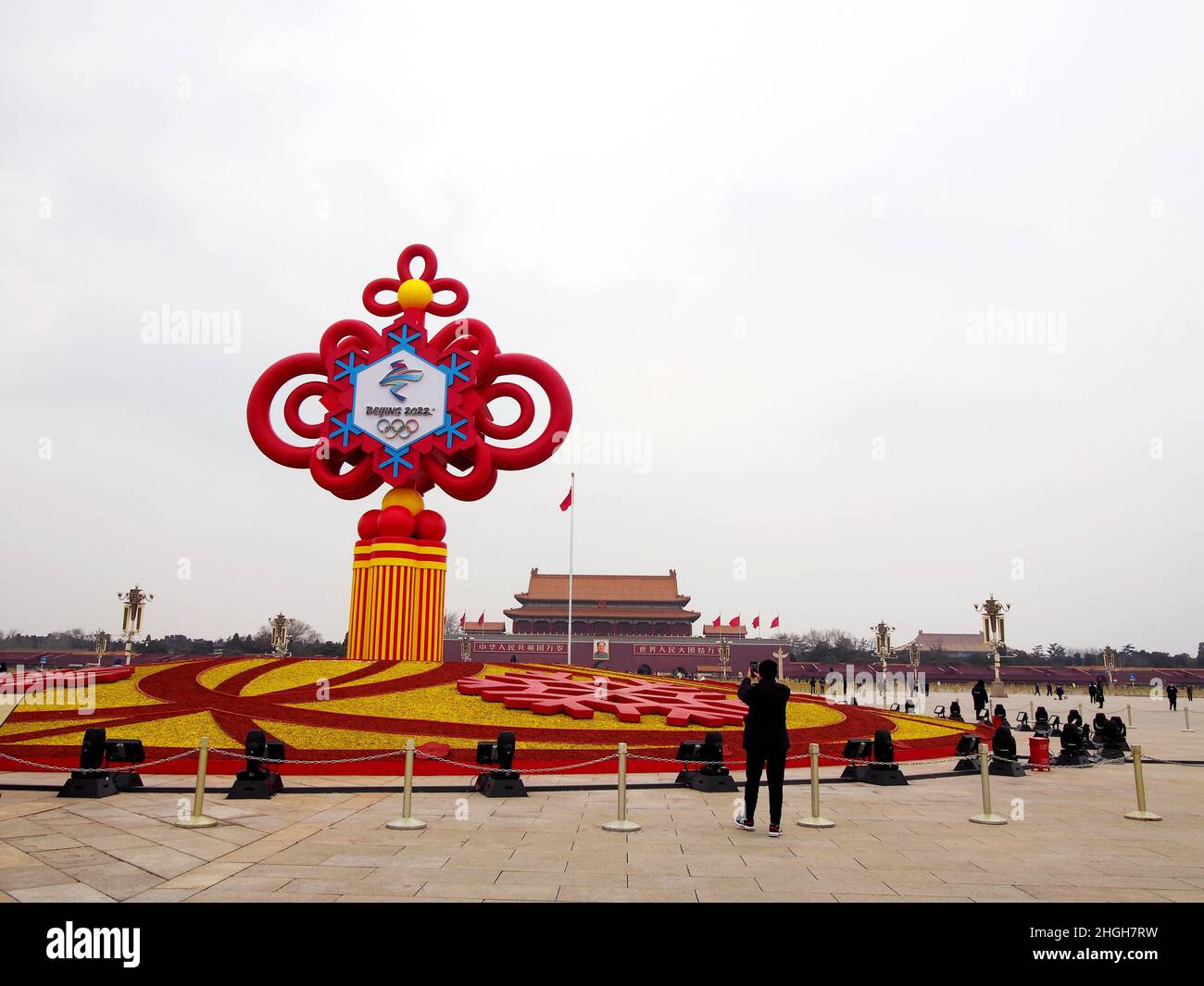 PECHINO, CINA - 21 GENNAIO 2022 - le persone scattano foto di fronte a un letto di fiori per le "meravigliose Olimpiadi invernali" in Piazza Tian 'Anmen a Pechino, Foto Stock