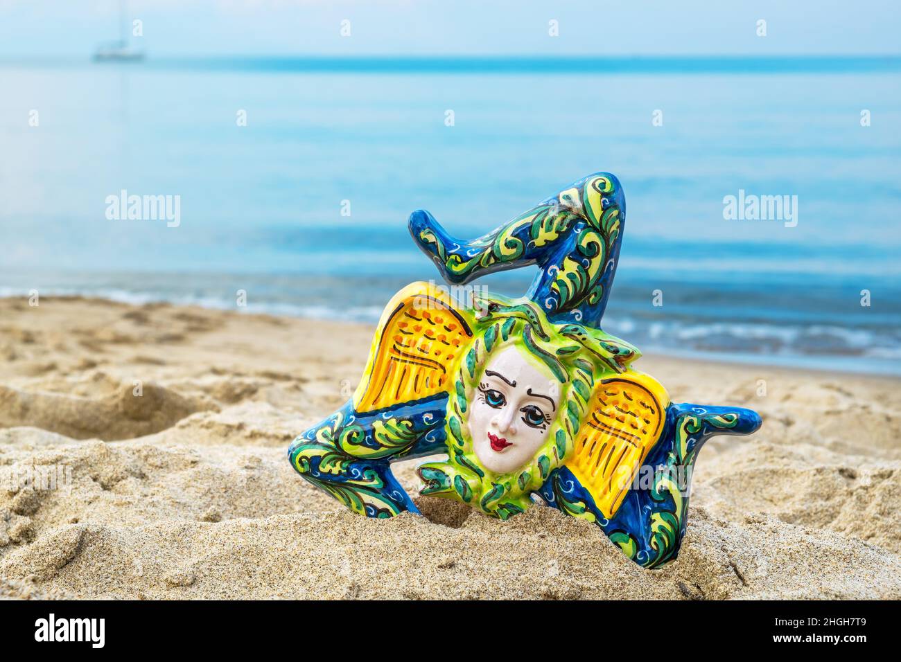 Figura di Trinacria in costa sabbiosa al mare. Cefalu, Sicilia, Italia Foto Stock