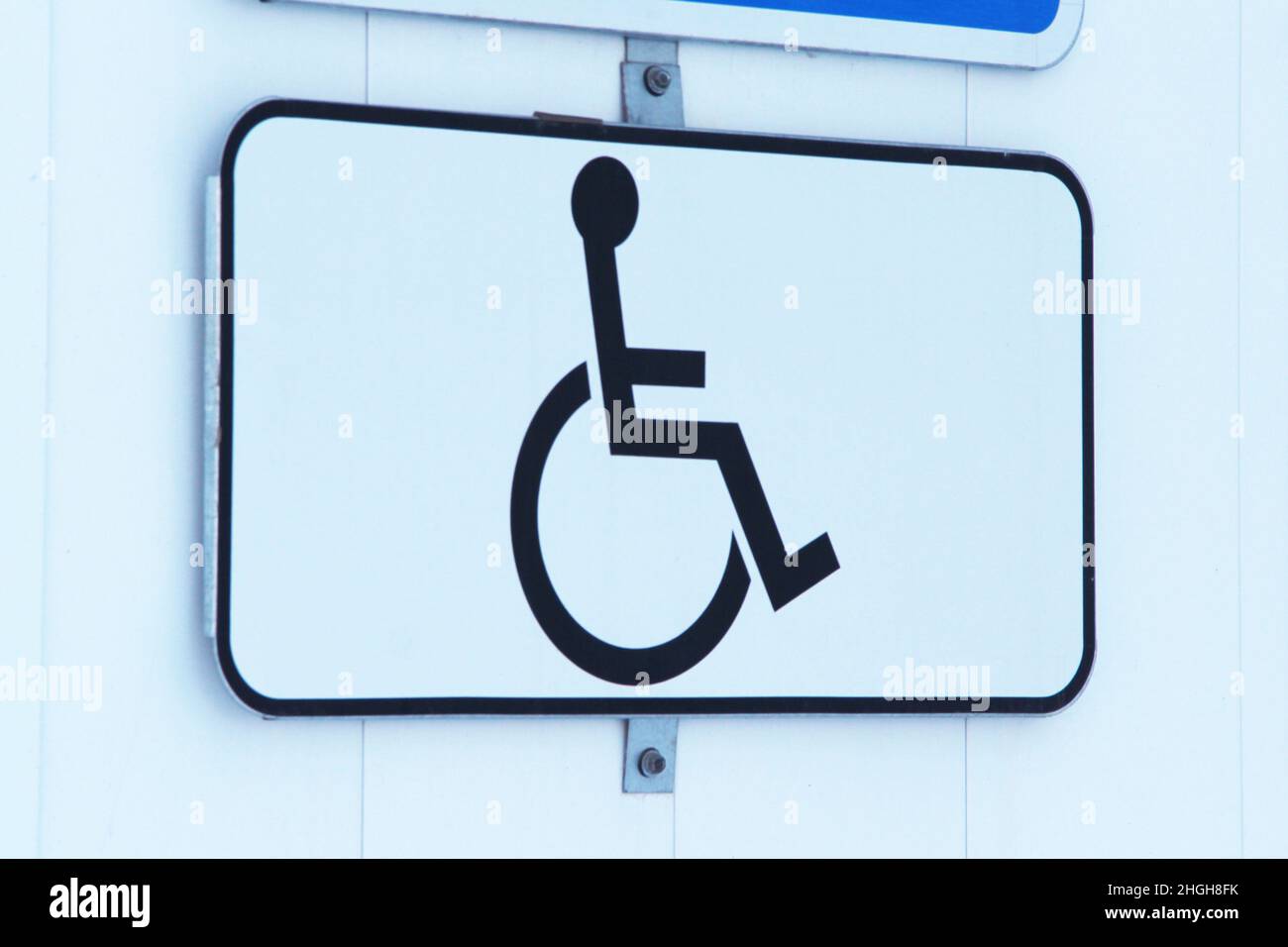 Cartello di permesso di parcheggio per disabili su sfondo bianco. Cartello di parcheggio per disabili Foto Stock