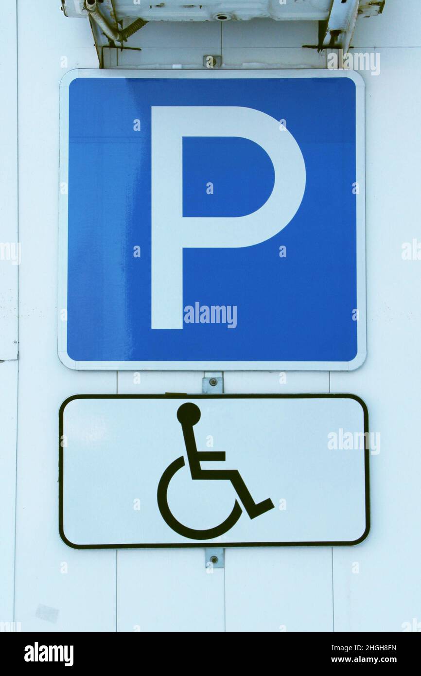 Cartello di permesso di parcheggio per disabili su sfondo bianco. Cartello di parcheggio per disabili Foto Stock